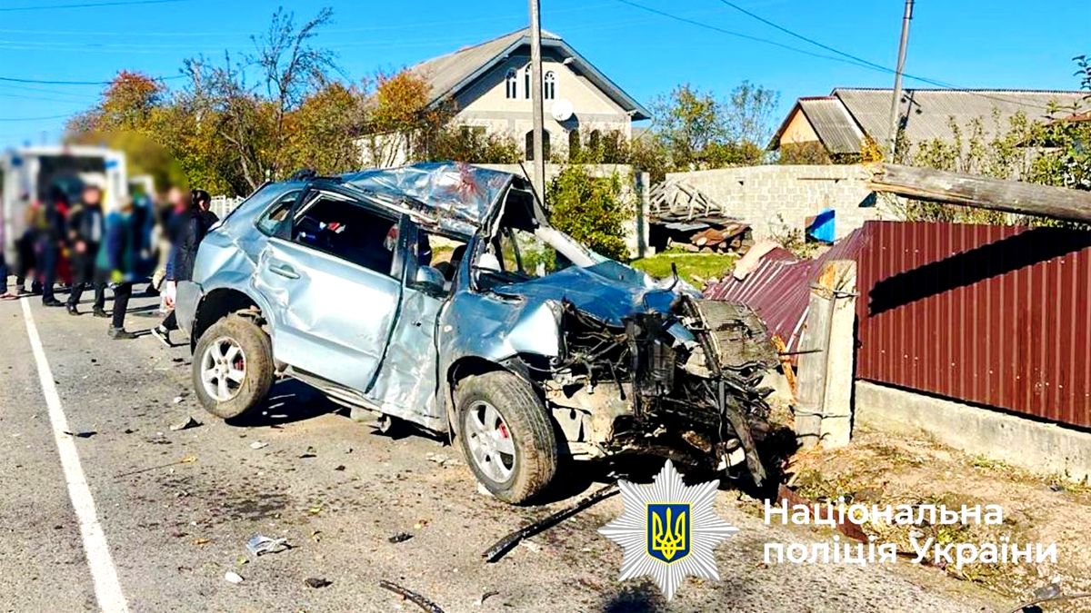 Смертельна ДТП на Надвірнянщині: автівка врізалася в огорожу 1
