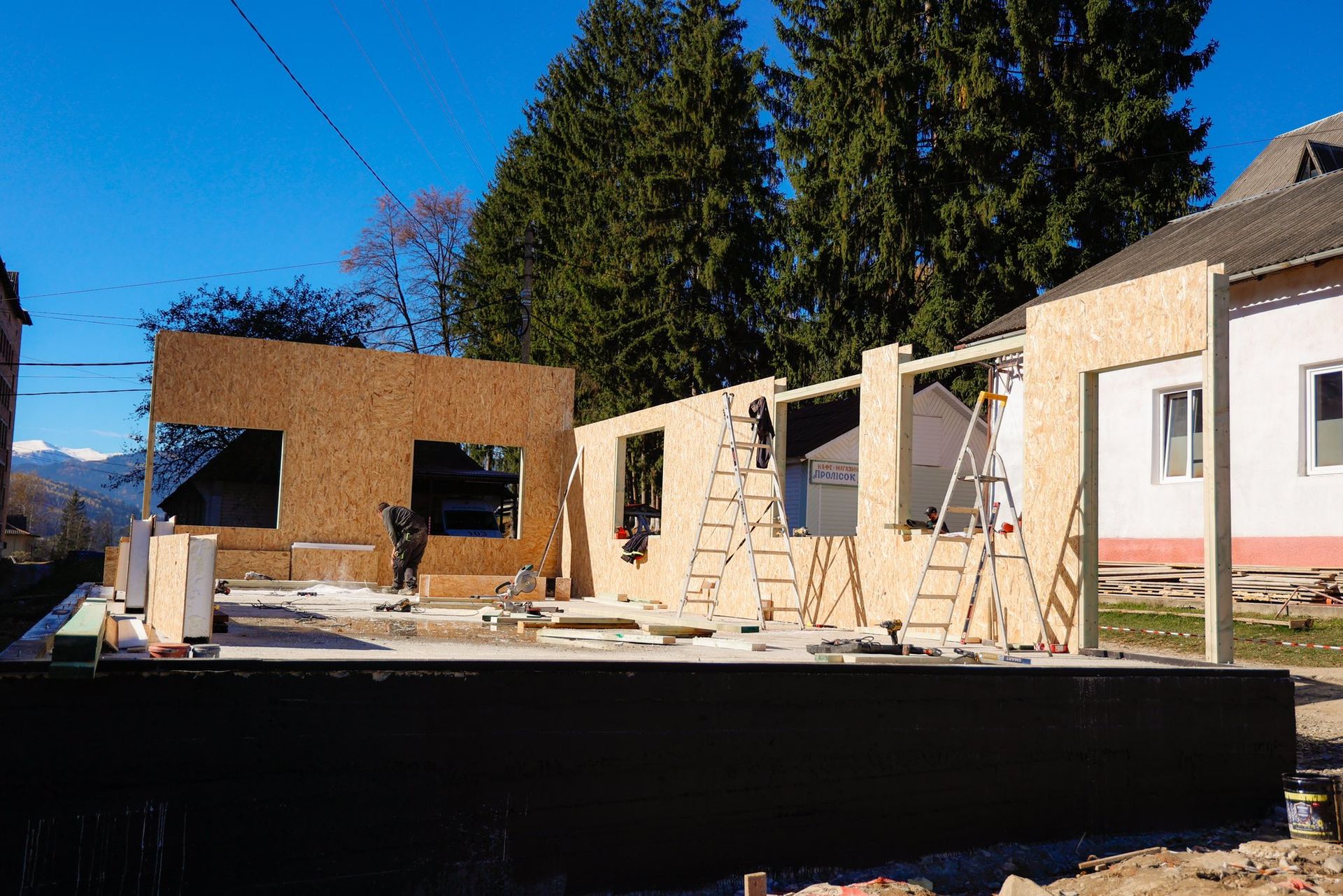 Будівництво модульного реабілітаційного відділення. Фото: голова Івано-Франківської ОВА Будівництво модульного реабілітаційного відділення. Фото: голова Івано-Франківської ОВА