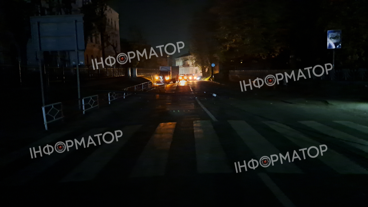 У Коломиї вантажівка вʼїхала в електроопору: рух по вулиці Міцкевича перекрито 1