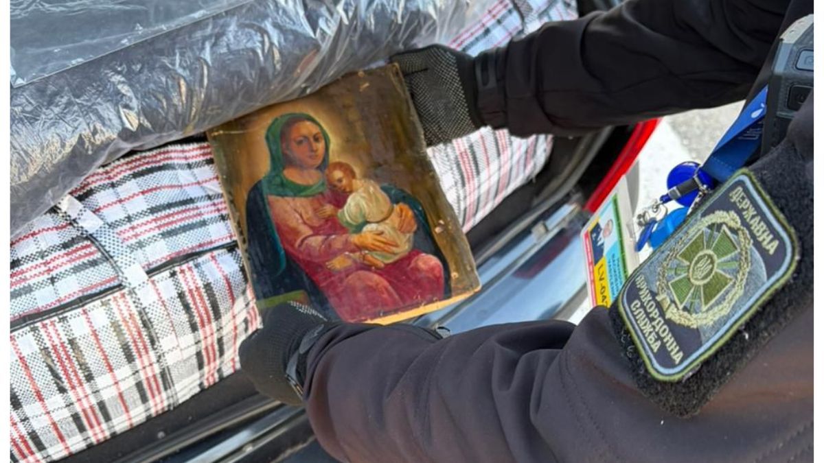 Виявлена старовинна ікона. Фото: ДПСУ Медичні препарати та старовинну ікону вилучили на українсько-польському кордоні 2