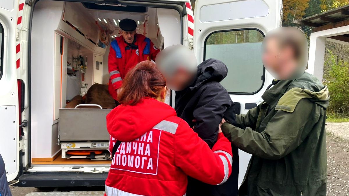 Двоє “мандрівників” ледь не загинули в горах під час спроби потрапити в Румунію - їх врятували прикордонники 3