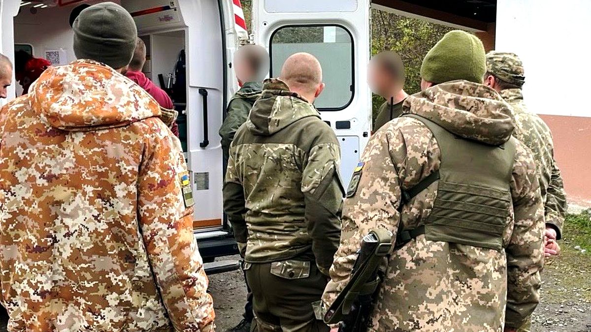 Двоє “мандрівників” ледь не загинули в горах під час спроби потрапити в Румунію - їх врятували прикордонники 2