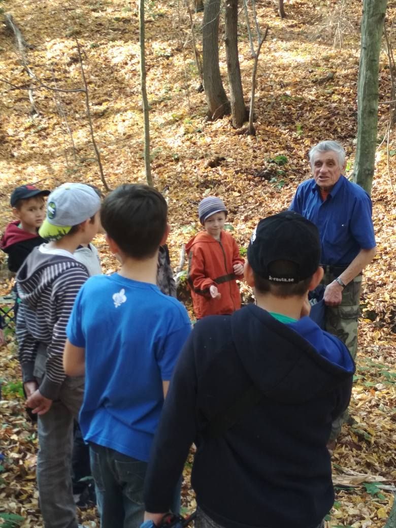 Друг Клопіт разом з маленькими пластунами під час мандрівки. Вересень 2019 року. Друг Клопіт разом з маленькими пластунами під час мандрівки. Вересень 2019 року.