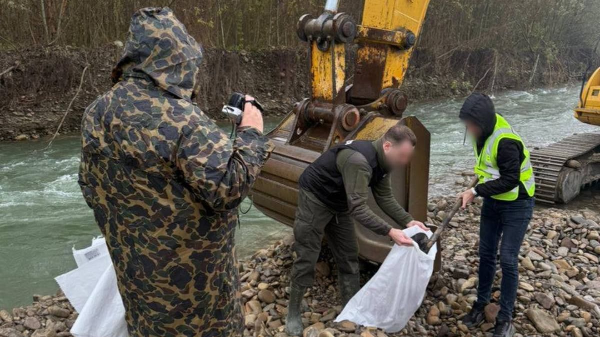 Незаконний видобуток корисних копалин на річці Черемош організував буковинець на Косівщині