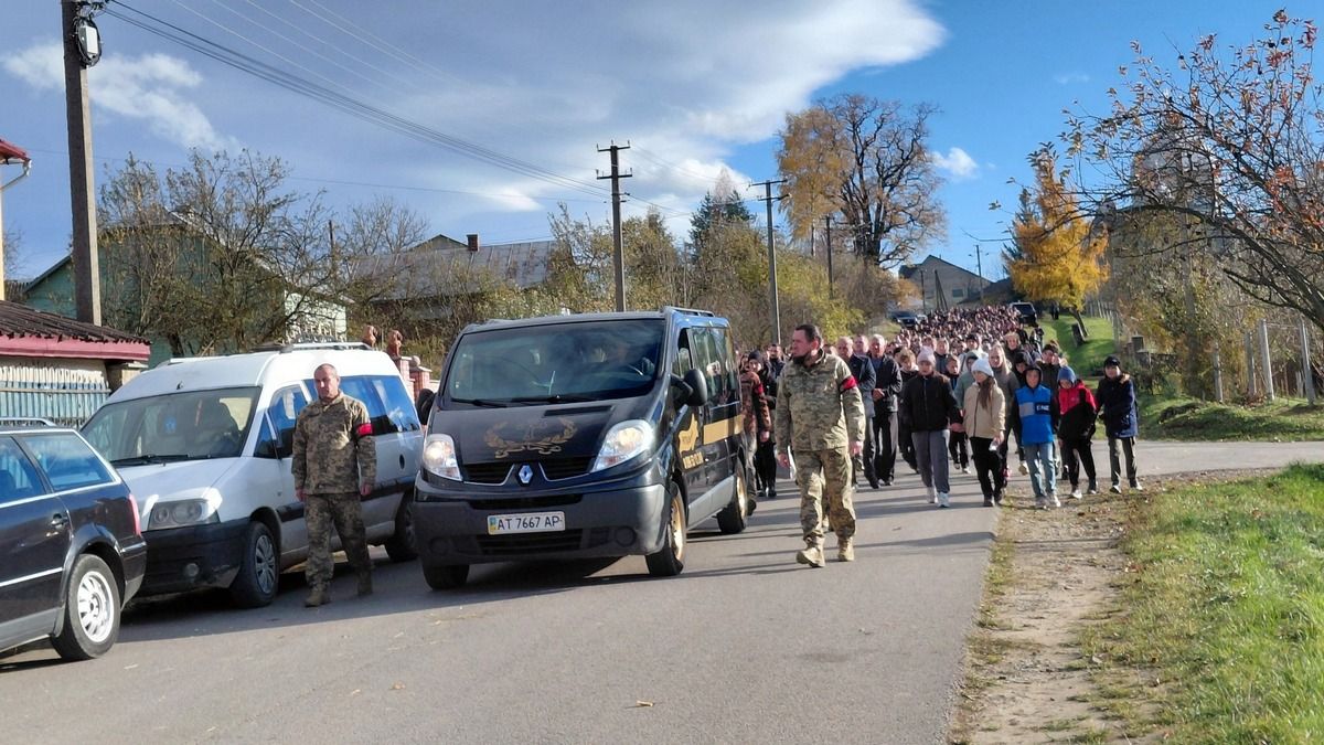 Назавжди 29: Надвірнянська громада попрощалася із захисником Андрієм Демидюком 7