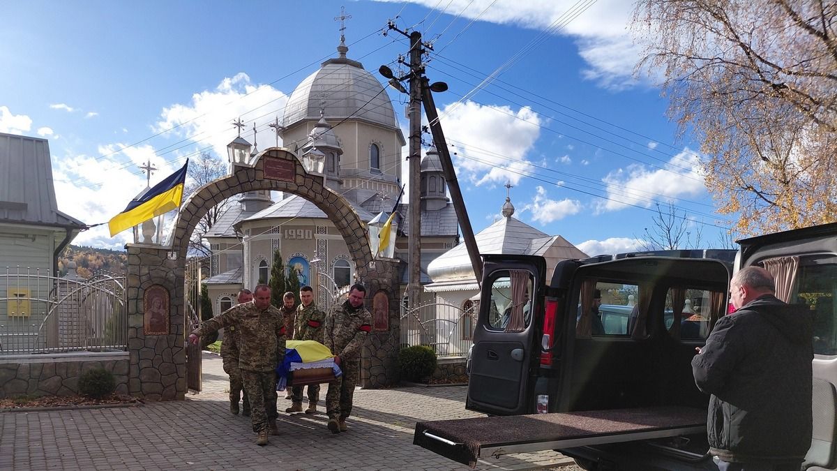 Назавжди 29: Надвірнянська громада попрощалася із захисником Андрієм Демидюком 9