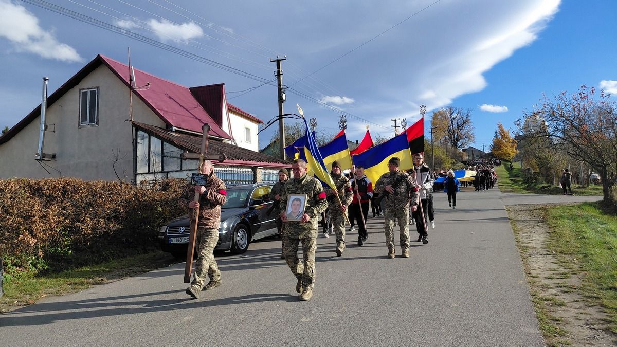 Надвірнянська громада попрощалася із захисником Андрієм Демидюком
