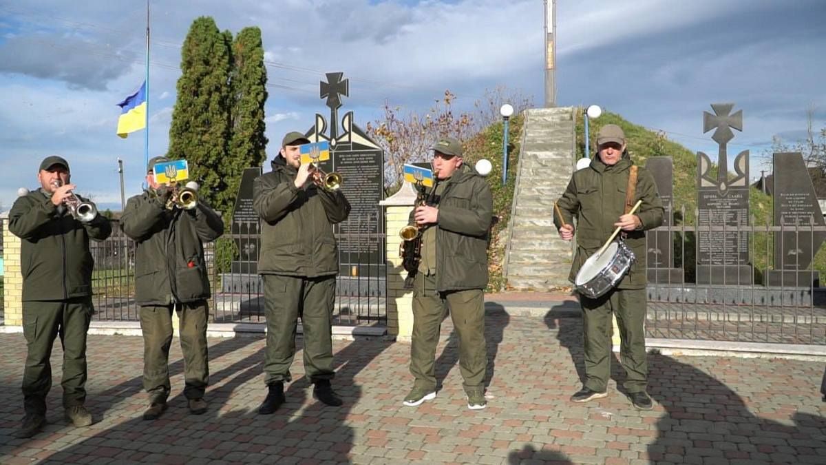Назавжди 29: Надвірнянська громада попрощалася із захисником Андрієм Демидюком 10