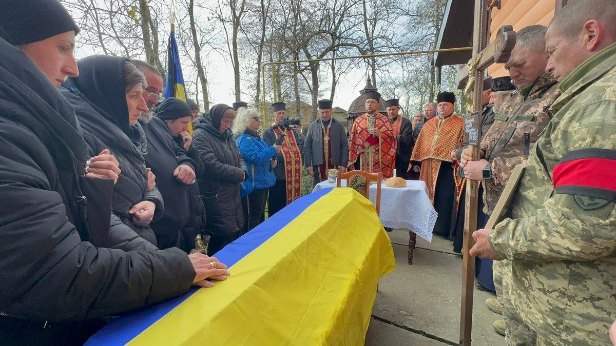 Назавжди 29: Надвірнянська громада попрощалася із захисником Андрієм Демидюком 3