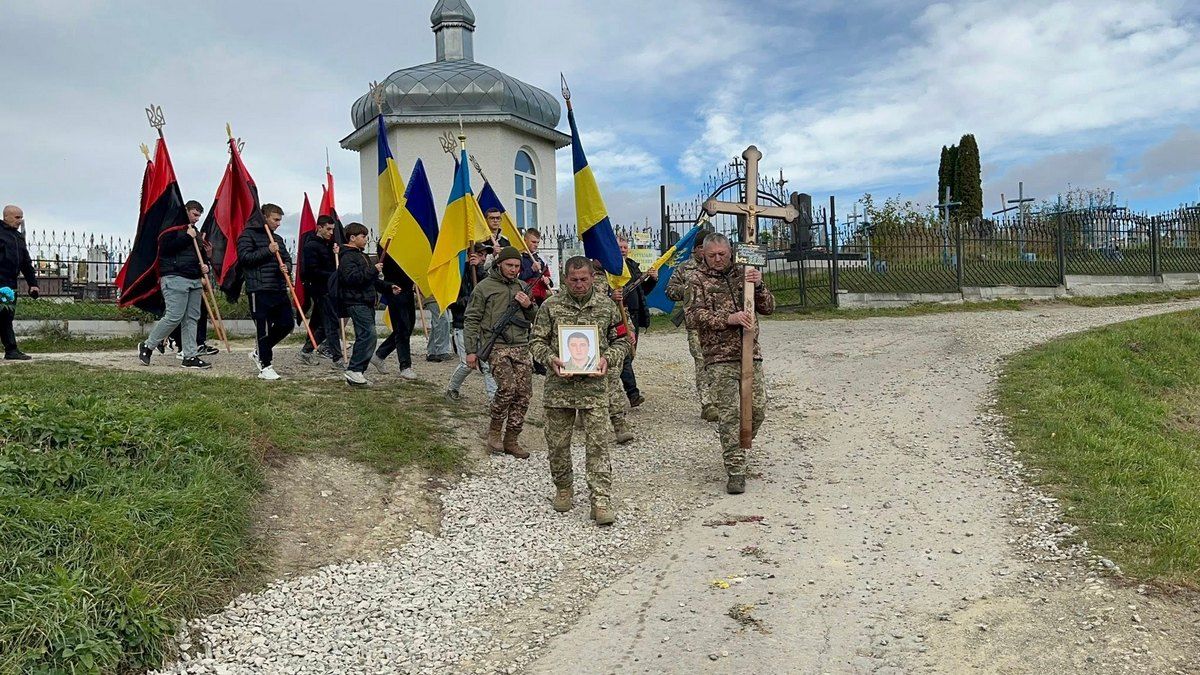 Назавжди 29: Надвірнянська громада попрощалася із захисником Андрієм Демидюком 11