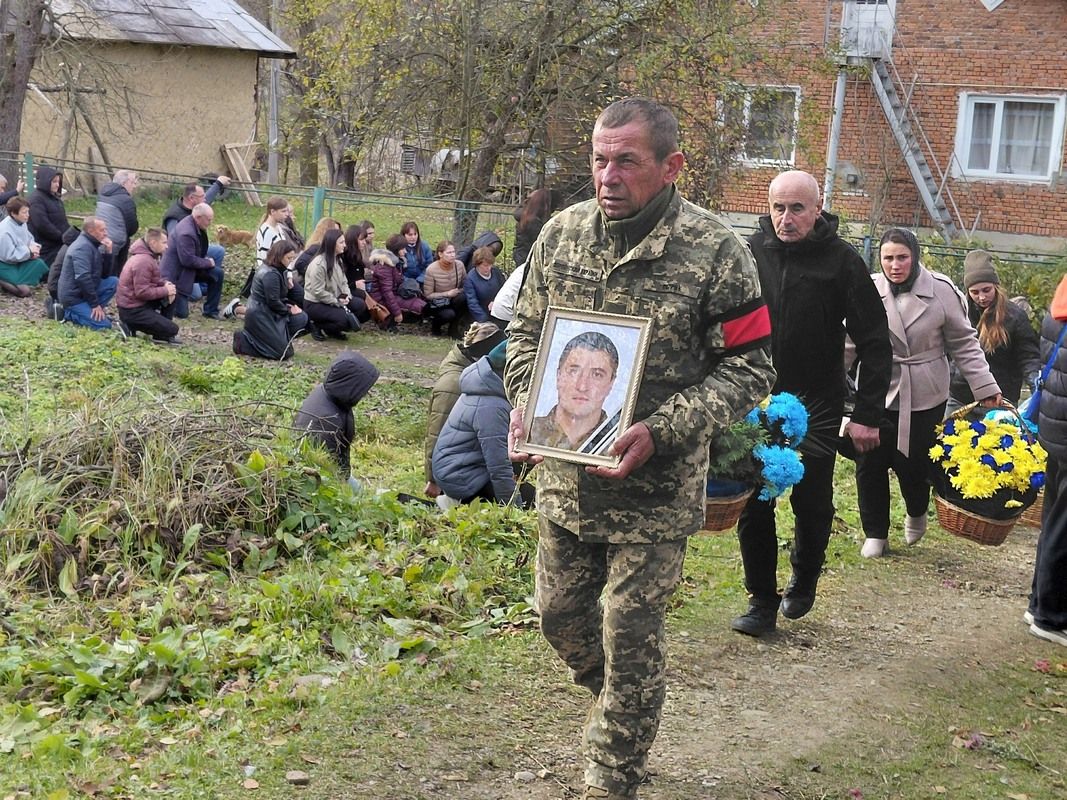 Назавжди 29: Надвірнянська громада попрощалася із захисником Андрієм Демидюком 6