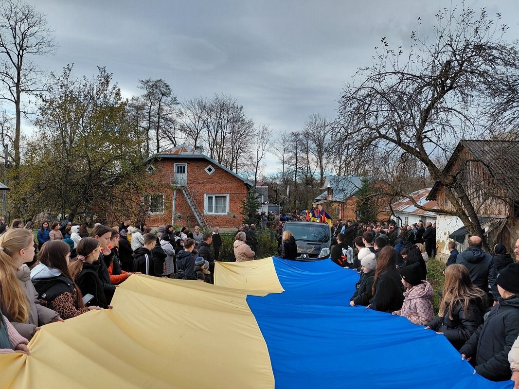 Назавжди 29: Надвірнянська громада попрощалася із захисником Андрієм Демидюком 5