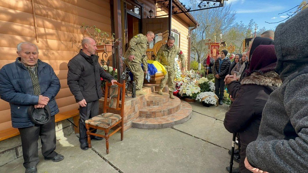 Назавжди 29: Надвірнянська громада попрощалася із захисником Андрієм Демидюком 2