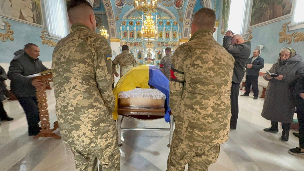 Назавжди 29: Надвірнянська громада попрощалася із захисником Андрієм Демидюком 8