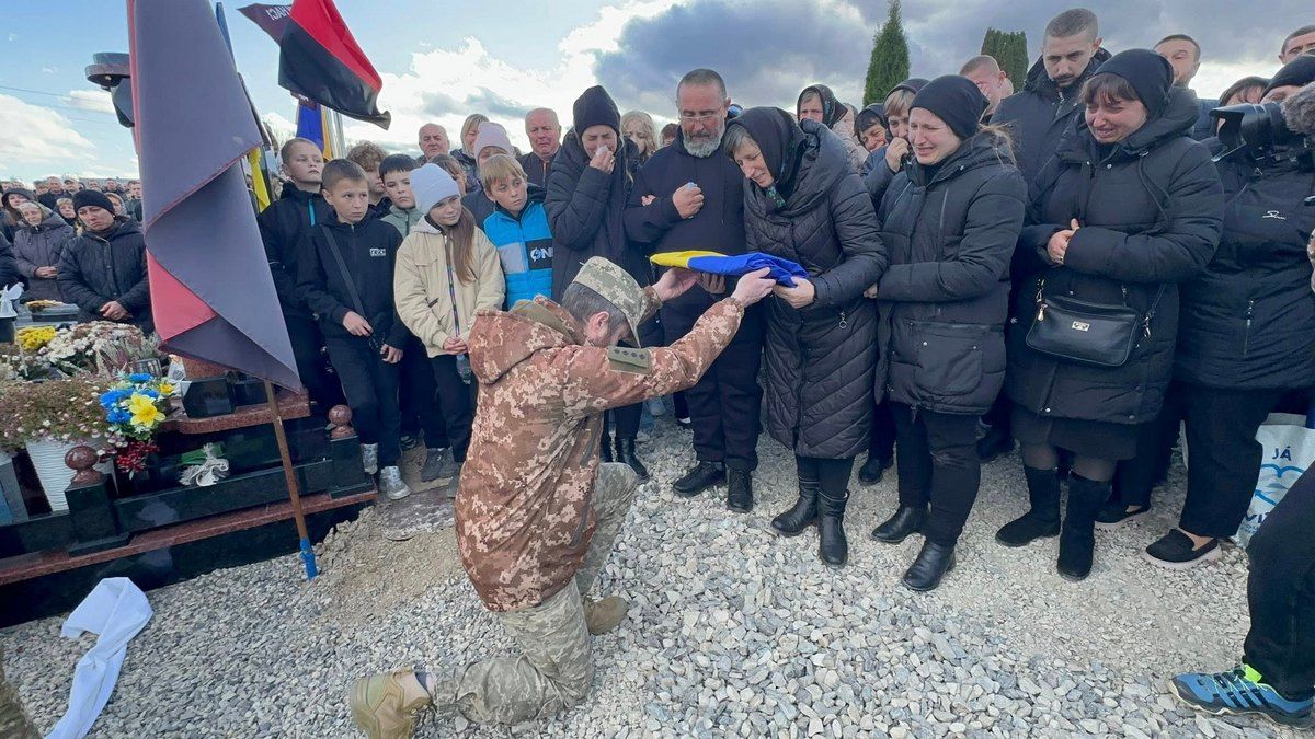 Назавжди 29: Надвірнянська громада попрощалася із захисником Андрієм Демидюком 12