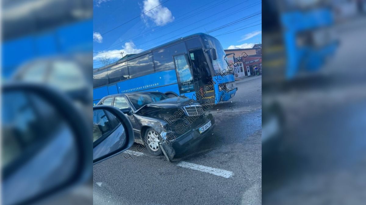 ДТП у Делятині: легковик зіткнувся із автобусом