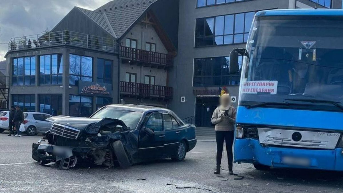 ДТП у Делятині: легковик врізався в автобус з пасажирами 1