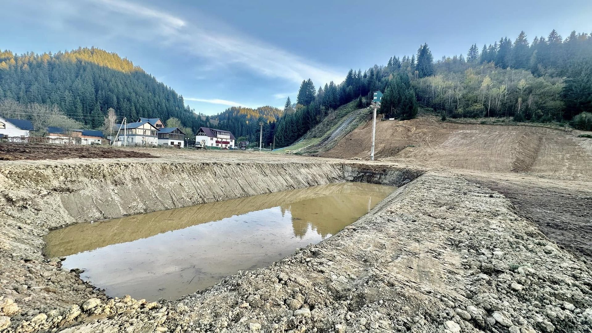 Ремонтні роботи комплексу трамплінів у Верховині. Жовтень, 2024 року. Фото: Роман Клим Ремонтні роботи комплексу трамплінів у Верховині. Жовтень, 2024 року. Фото: Роман Клим