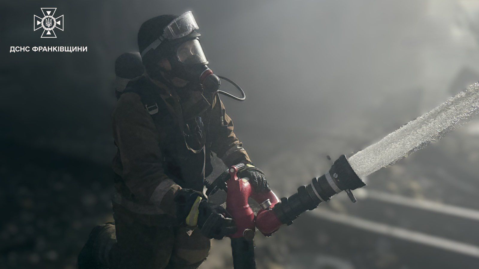 Понад 100 рятувальників ліквідовували пожежу від ворожого обстрілу на Прикарпатті 1