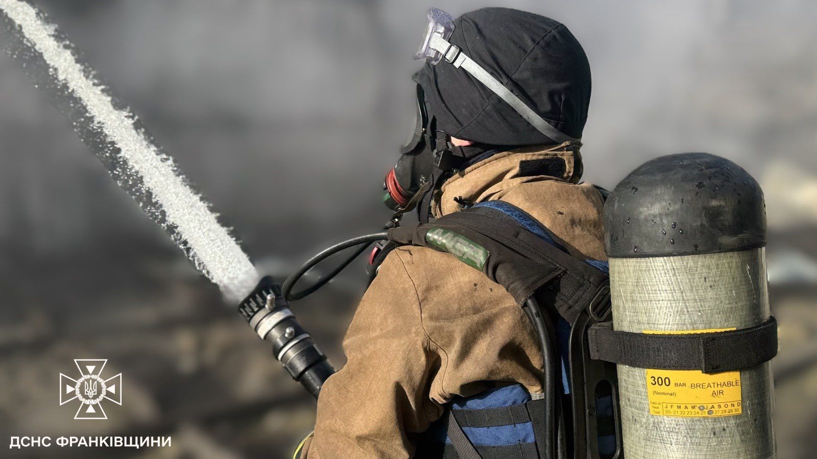 Понад 100 рятувальників ліквідовували пожежу від ворожого обстрілу на Прикарпатті 4