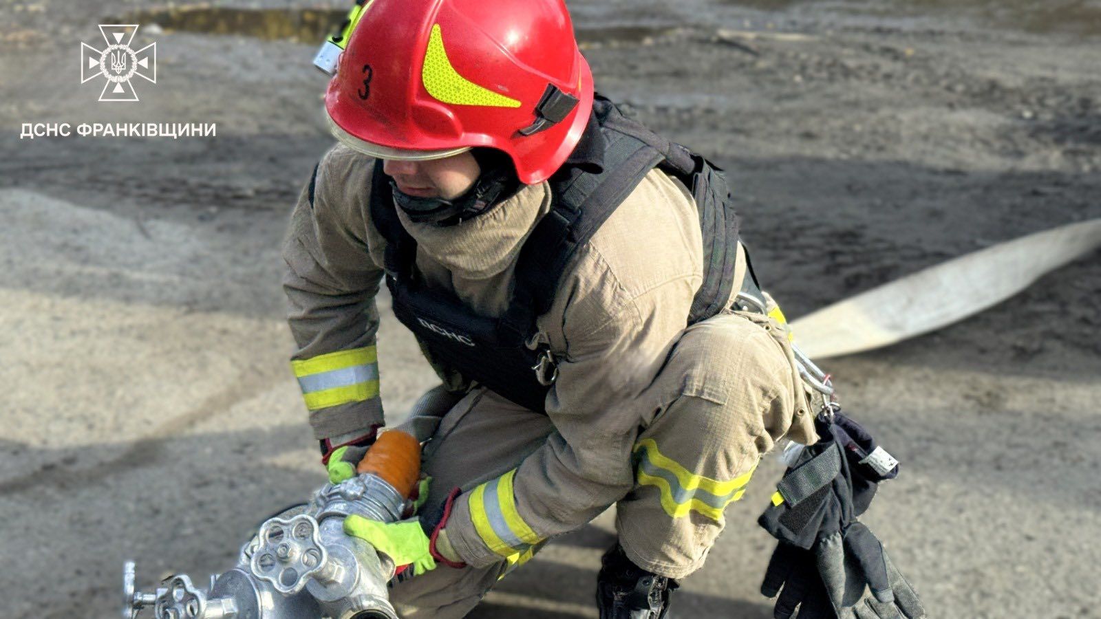 Понад 100 рятувальників ліквідовували пожежу від ворожого обстрілу на Прикарпатті 3