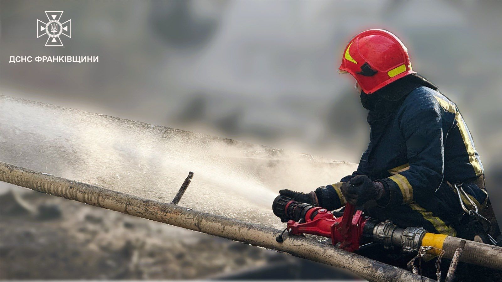 Понад 100 рятувальників ліквідовували пожежу від ворожого обстрілу на Прикарпатті 2