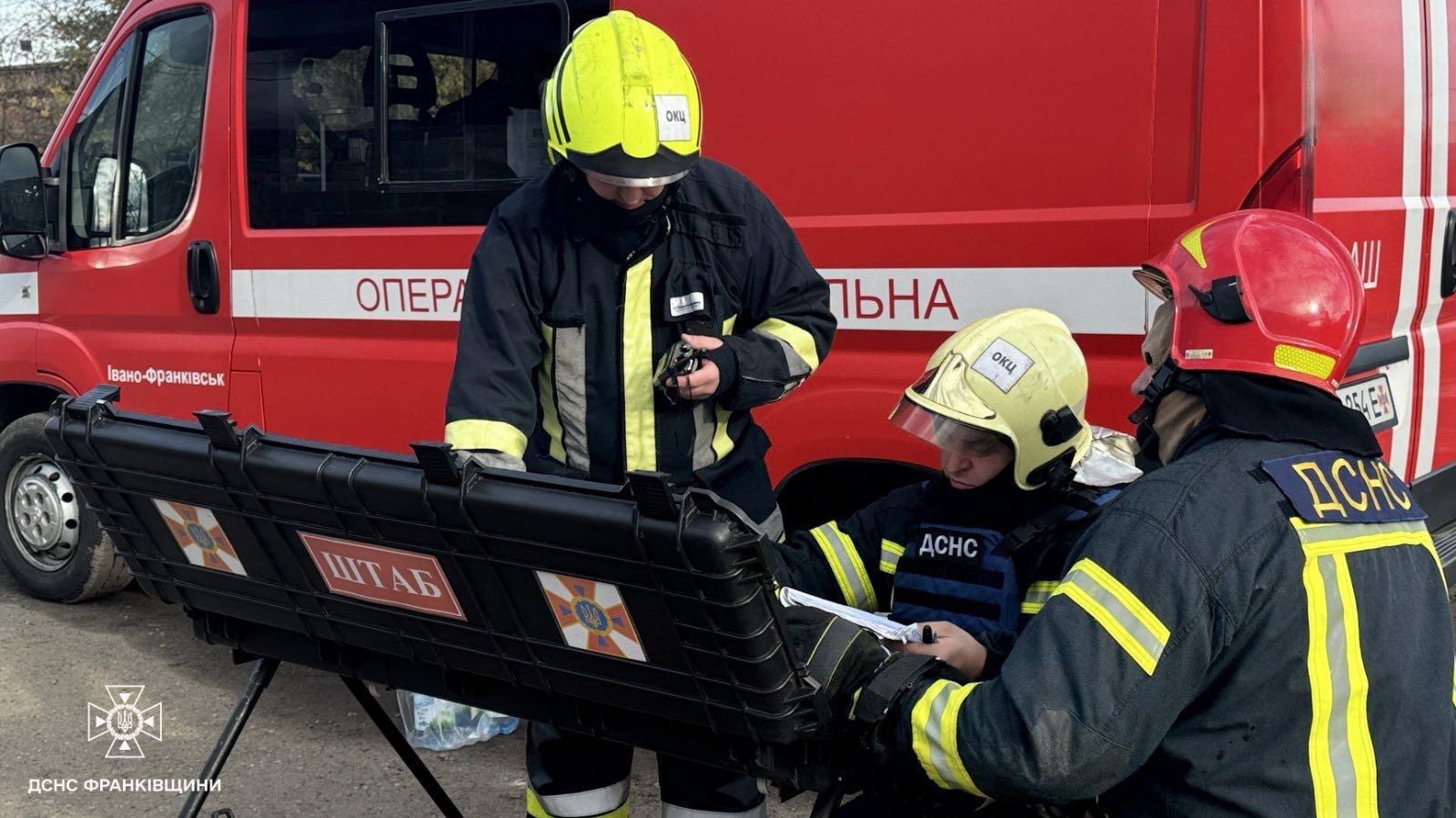 Понад 100 рятувальників ліквідовували пожежу від ворожого обстрілу на Прикарпатті 5