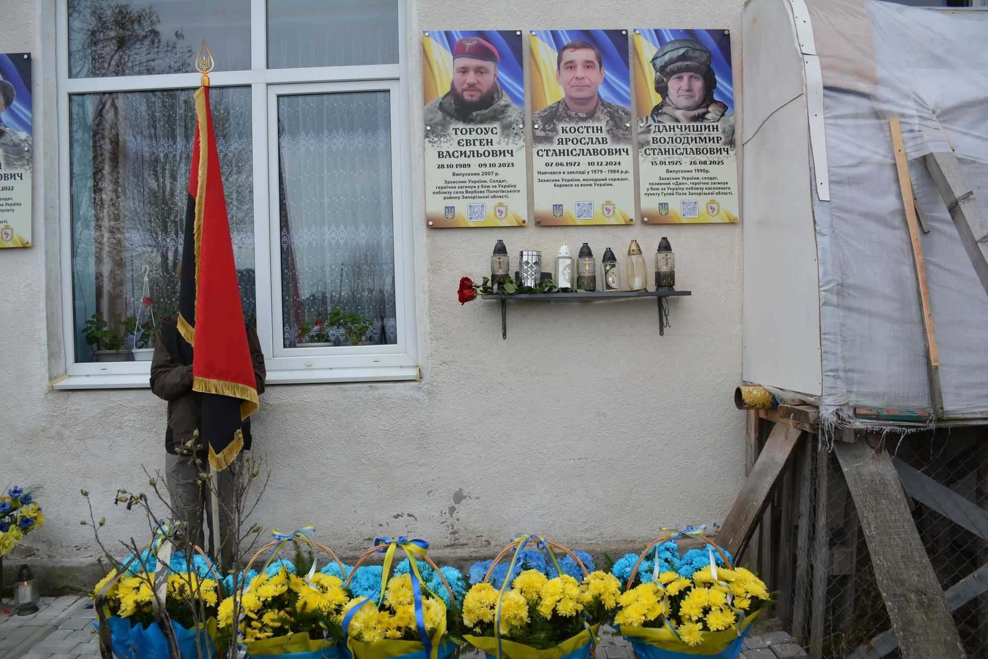 У Надвірнянській громаді відкрили памʼятні дошки трьом загиблим Героям 1