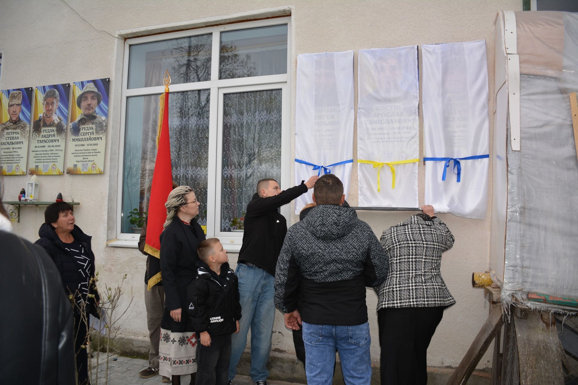 У Надвірнянській громаді відкрили памʼятні дошки трьом загиблим Героям 9