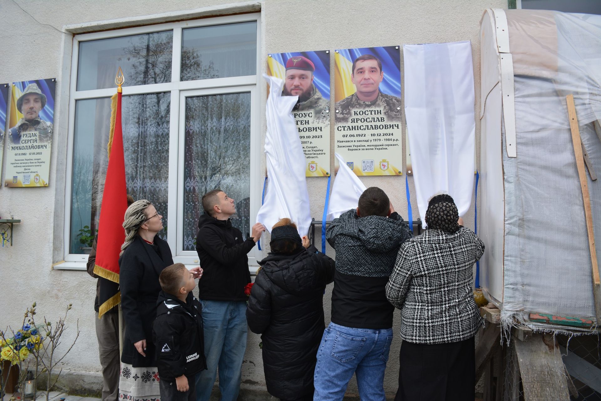 У Надвірнянській громаді відкрили памʼятні дошки трьом загиблим Героям 10
