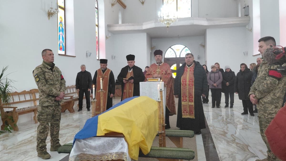 У Надвірній провели в останню дорогу померлого воїна Олександра Жбакова