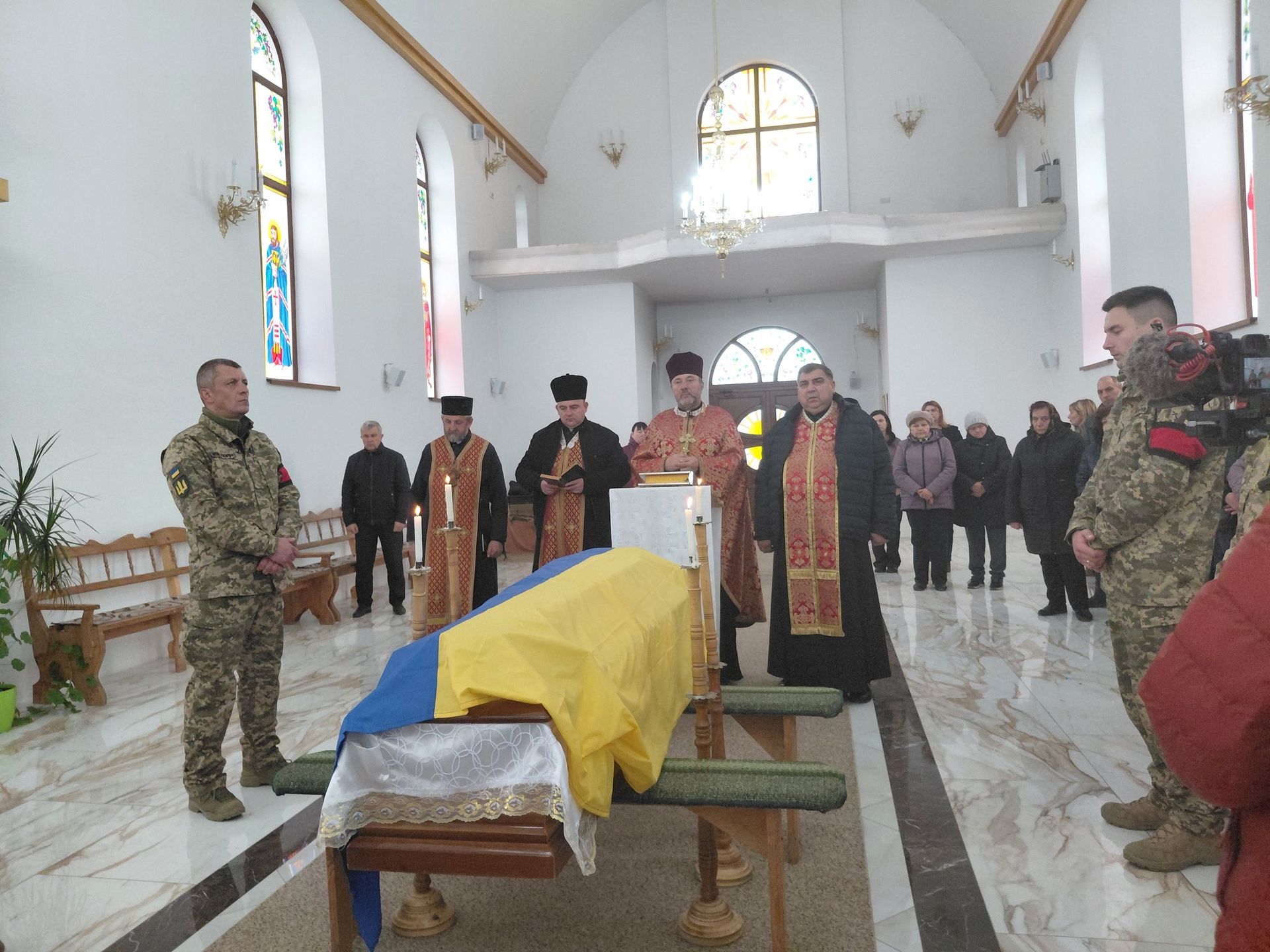 У Надвірній провели в останню дорогу померлого воїна Олександра Жбакова 2