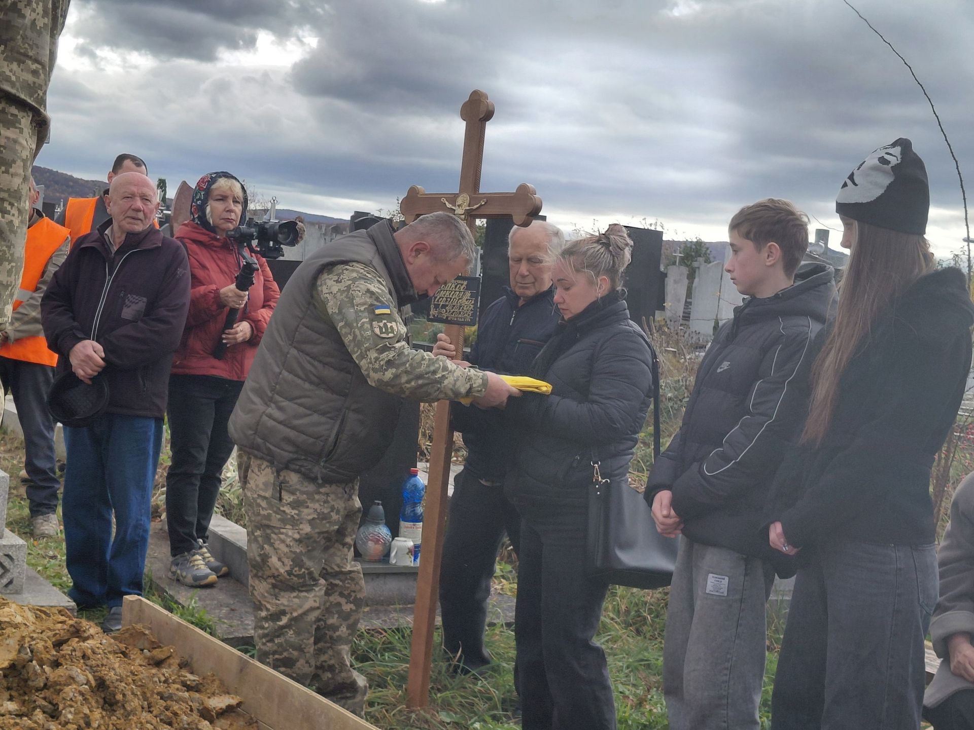 У Надвірній провели в останню дорогу померлого воїна Олександра Жбакова 12
