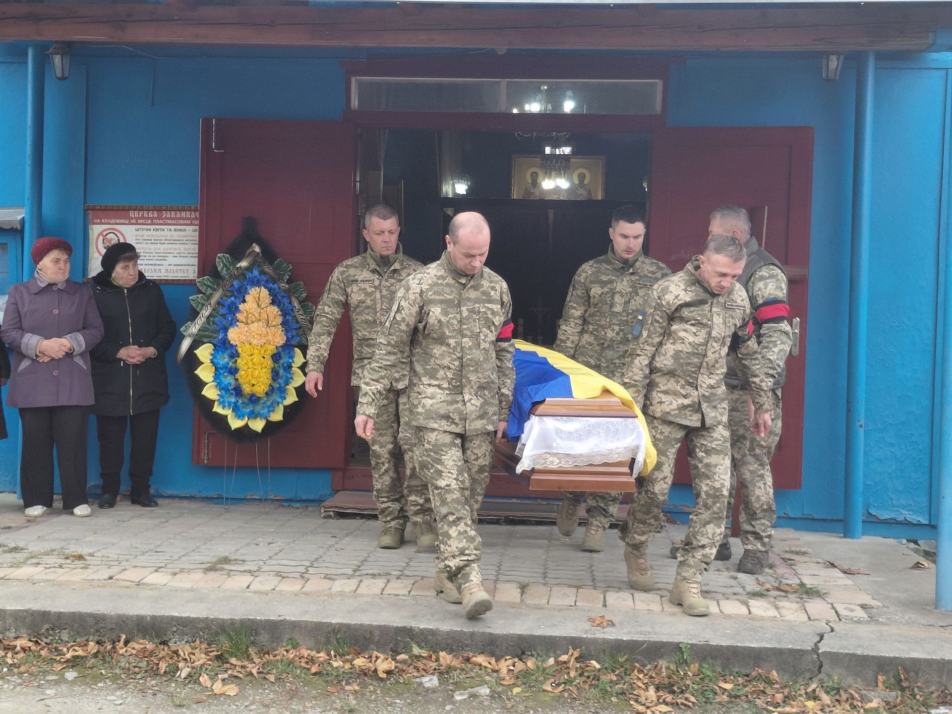 У Надвірній провели в останню дорогу померлого воїна Олександра Жбакова 8