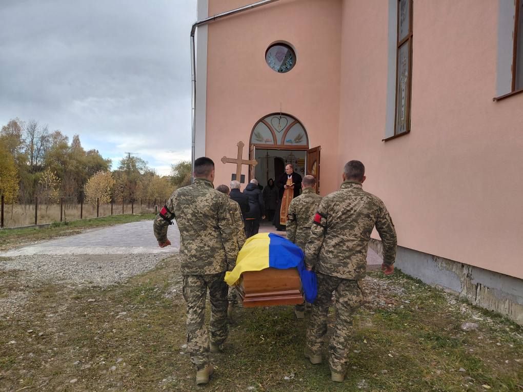 У Надвірній провели в останню дорогу померлого воїна Олександра Жбакова 5