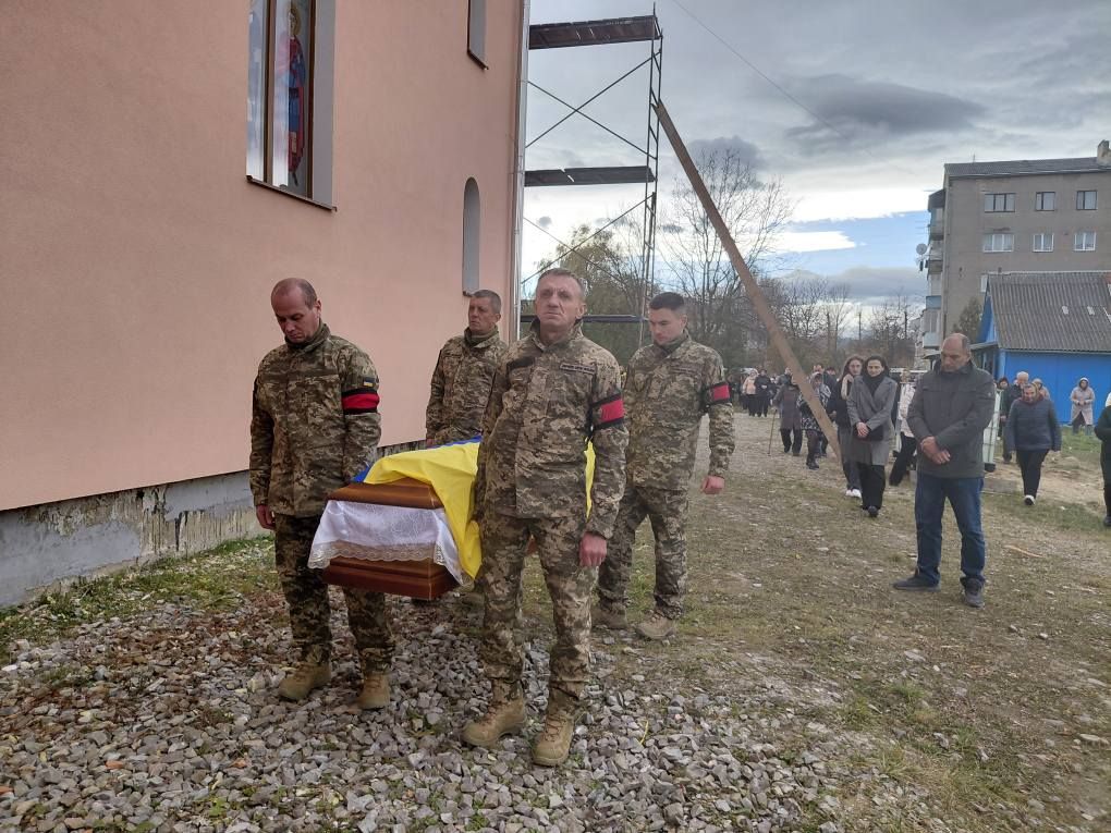 У Надвірній провели в останню дорогу померлого воїна Олександра Жбакова 7