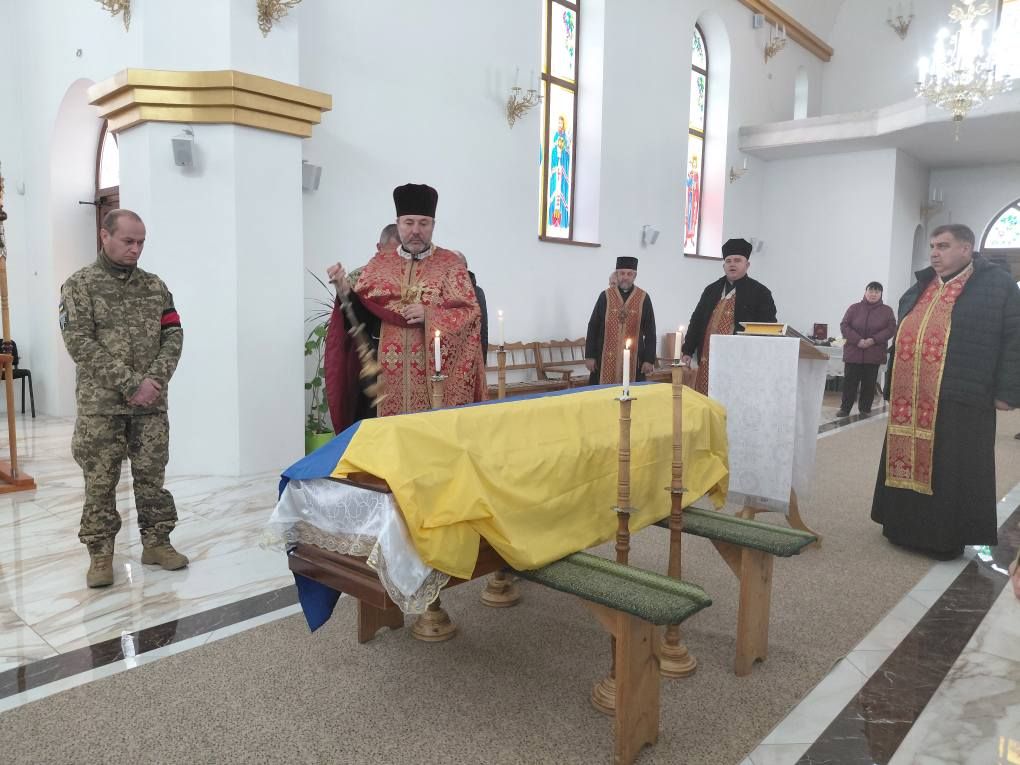 У Надвірній провели в останню дорогу померлого воїна Олександра Жбакова 4