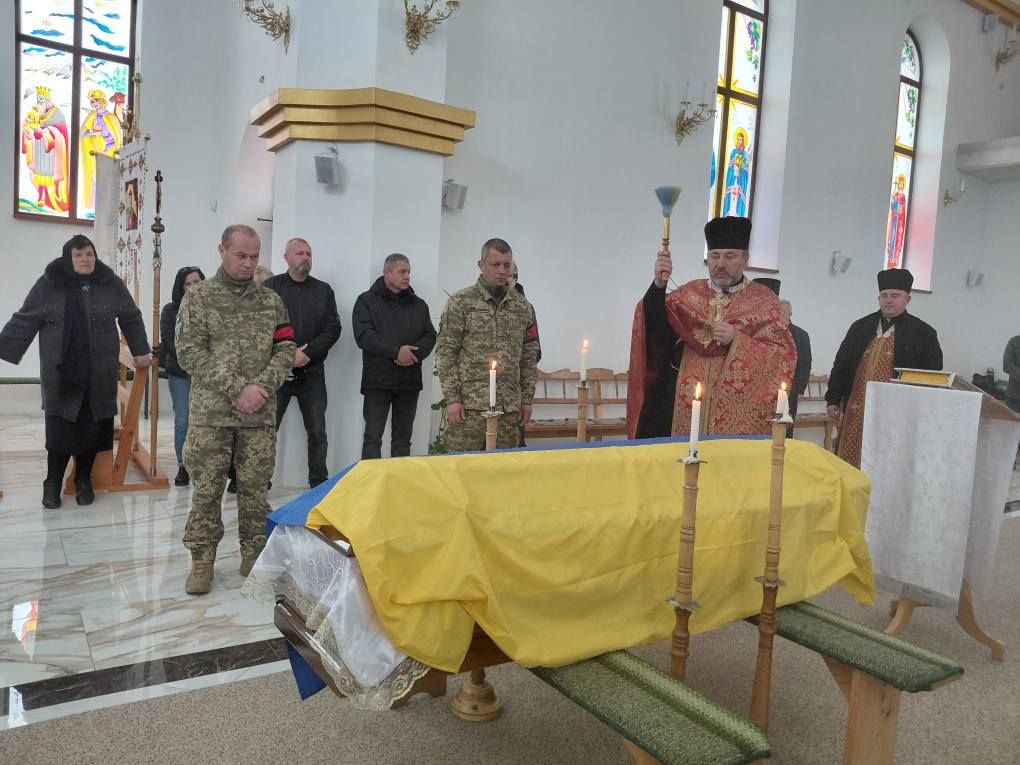 У Надвірній провели в останню дорогу померлого воїна Олександра Жбакова 3