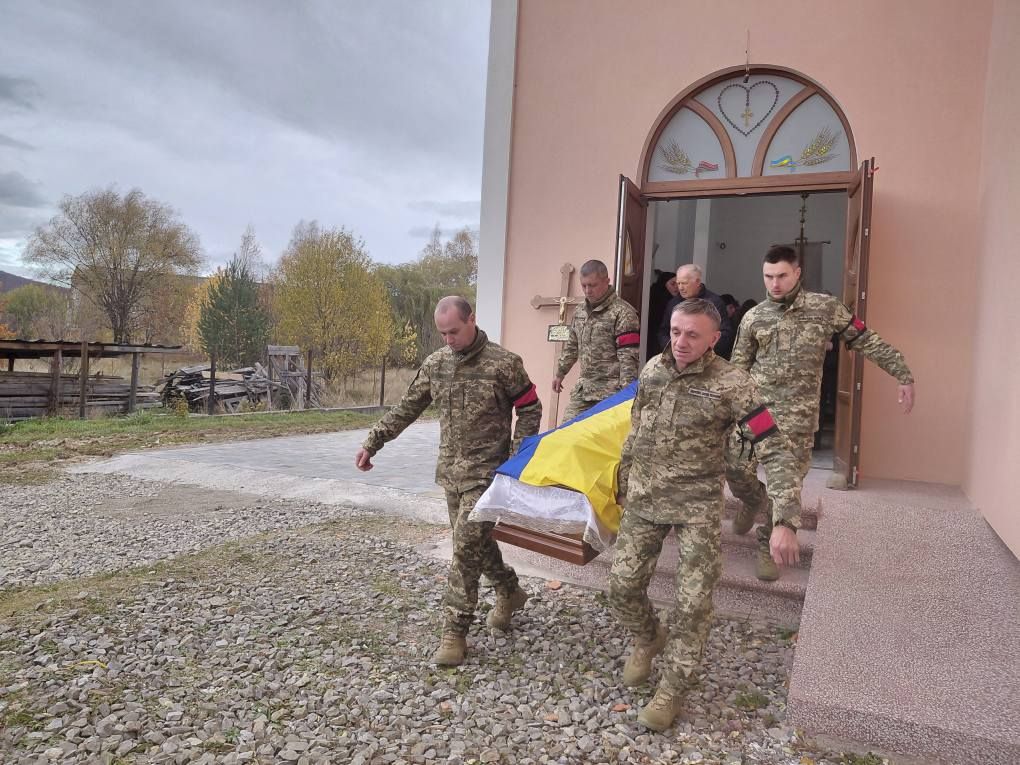 У Надвірній провели в останню дорогу померлого воїна Олександра Жбакова 9