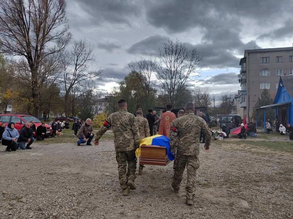 У Надвірній провели в останню дорогу померлого воїна Олександра Жбакова 10