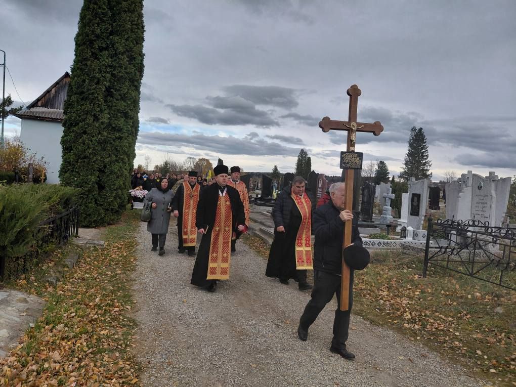У Надвірній провели в останню дорогу померлого воїна Олександра Жбакова 11