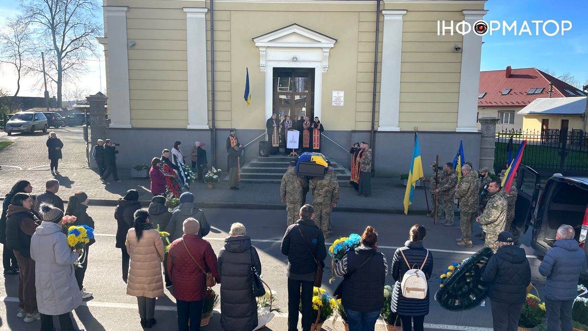 У Коломиї попрощалися із загиблим Героєм Володимиром Гринкевичем 15