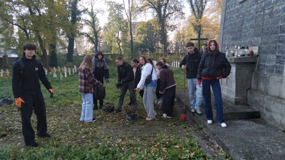 Учні Коломийського ліцею вшанували Героїв, полеглих за ЗУНР 1