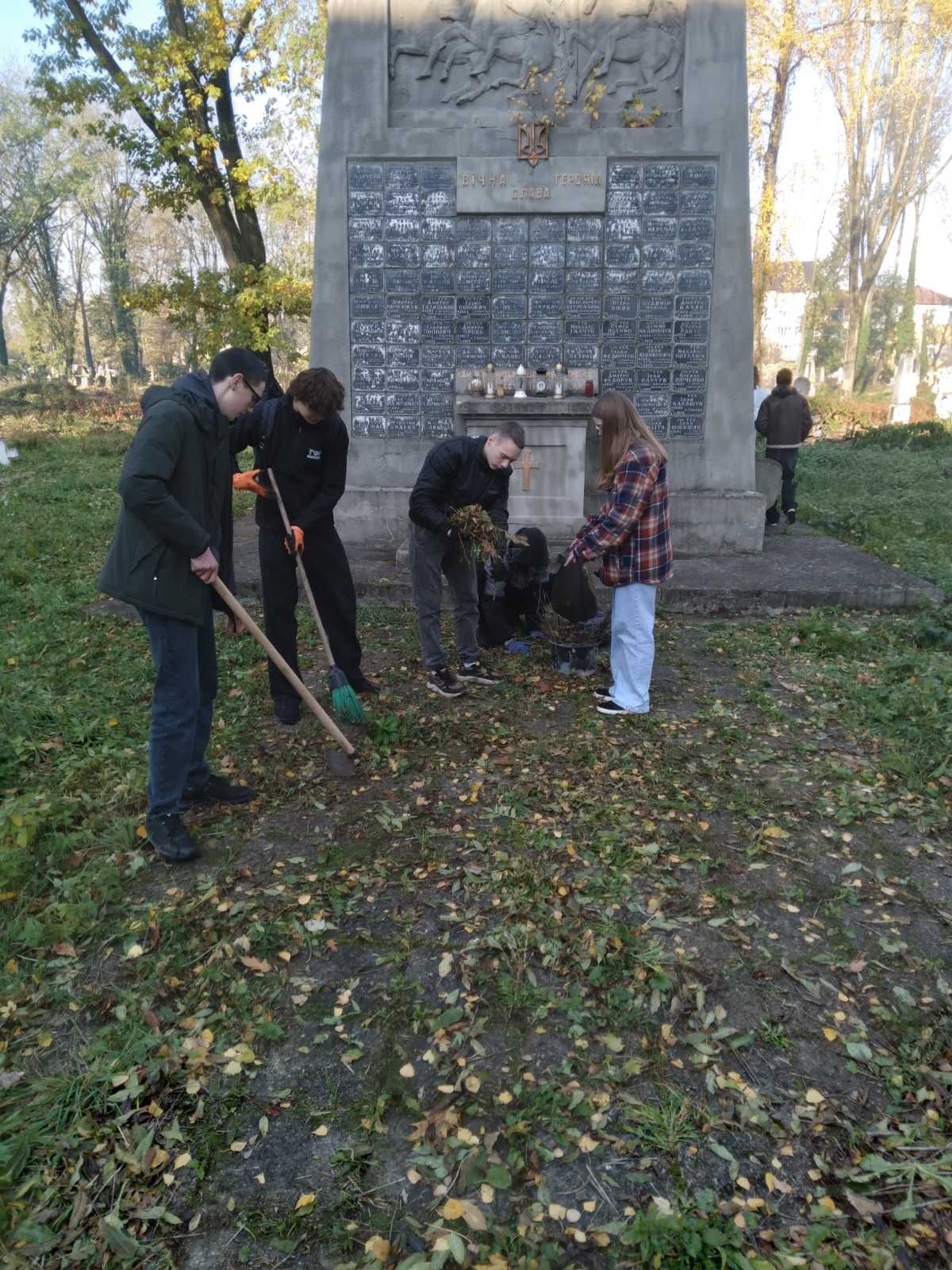 Учні Коломийського ліцею вшанували Героїв, полеглих за ЗУНР 3