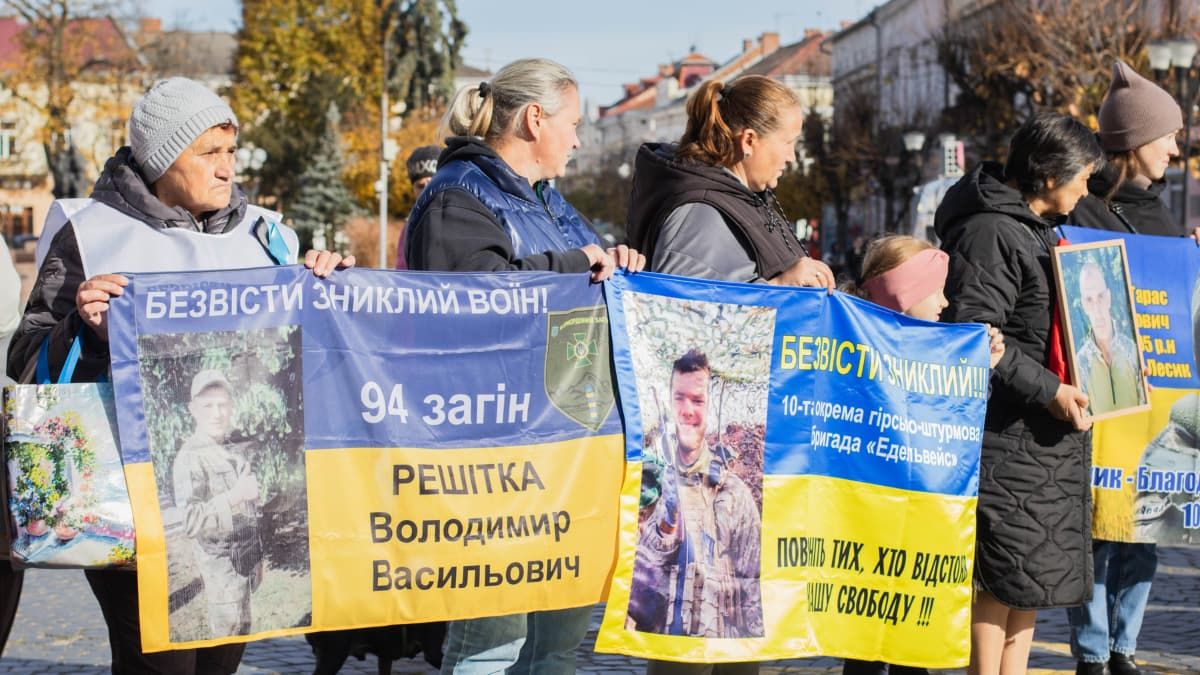 "Полон вбиває": у Коломиї відбулась акція-нагадування про військовополонених і зниклих безвісти захисників 8