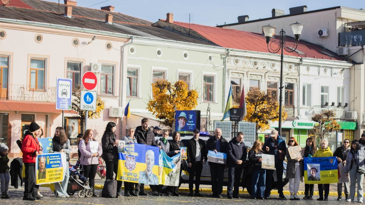 "Полон вбиває": у Коломиї відбулась акція-нагадування про військовополонених і зниклих безвісти захисників 7