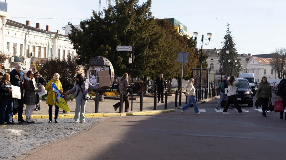 "Полон вбиває": у Коломиї відбулась акція-нагадування про військовополонених і зниклих безвісти захисників 2
