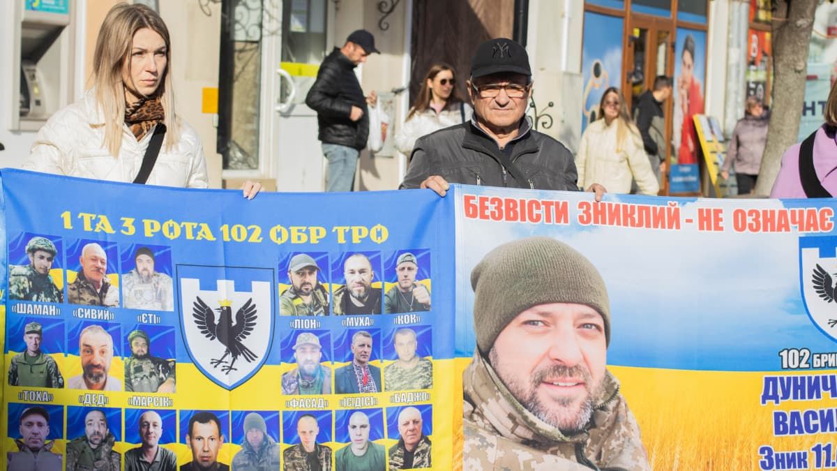 "Полон вбиває": у Коломиї відбулась акція-нагадування про військовополонених і зниклих безвісти захисників 1