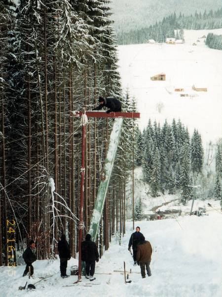 Будівництво чергового підйомника у "Буковелі". Фото: Камʼяний Двір Будівництво чергового підйомника у "Буковелі". Фото: Камʼяний Двір