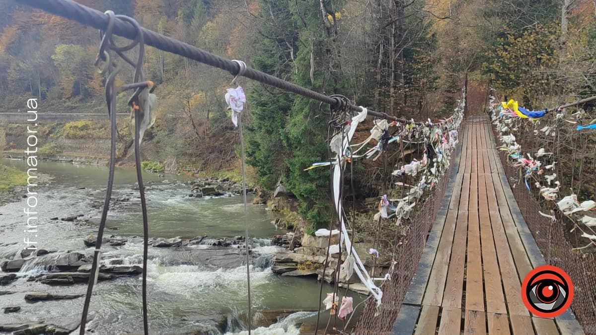 Підвісний пішохідний міст через річку Женець. Фото: Інформатор Івано-Франківськ